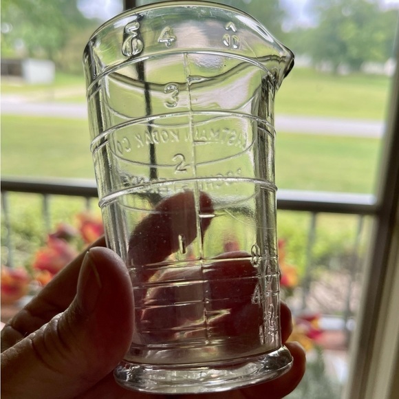 EASTMAN KODAK, VINTAGE GLASS MEASURING BEAKER.  2 3/4”W X 4”H X 2”BASE - Picture 2 of 6